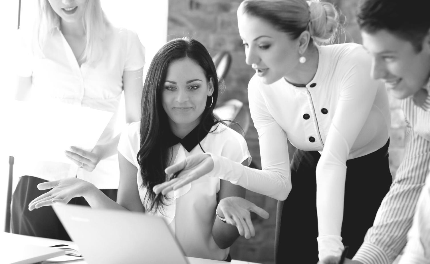 Workshop-Situation mit Finanzplanungsdokumenten